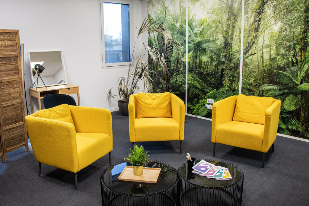 Loges, espace maquillage, catering... des espaces adaptés à vos besoins.